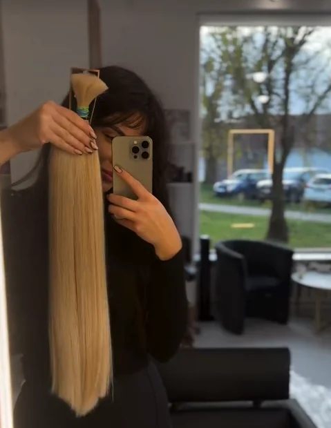 Długie pasmo blond związane gumką, skup włosów Muse Hair w Szczecinie
