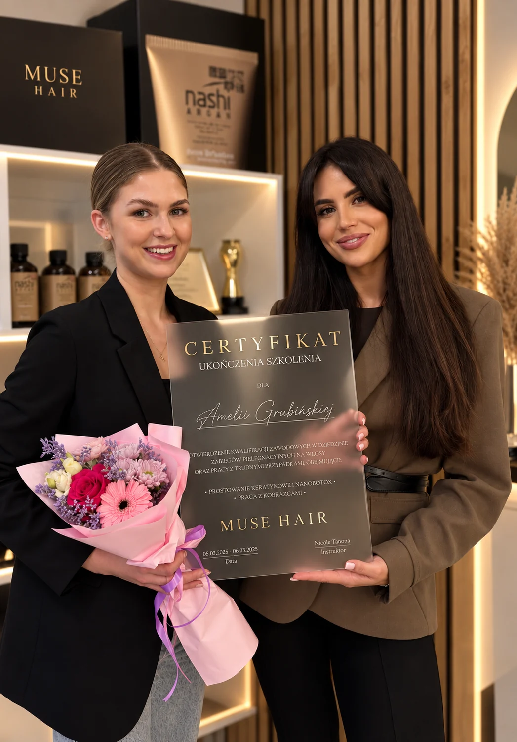 Uczestniczka szkolenia w Muse Hair z certyfikatem ukończenia, obok prowadzącego szkolenie